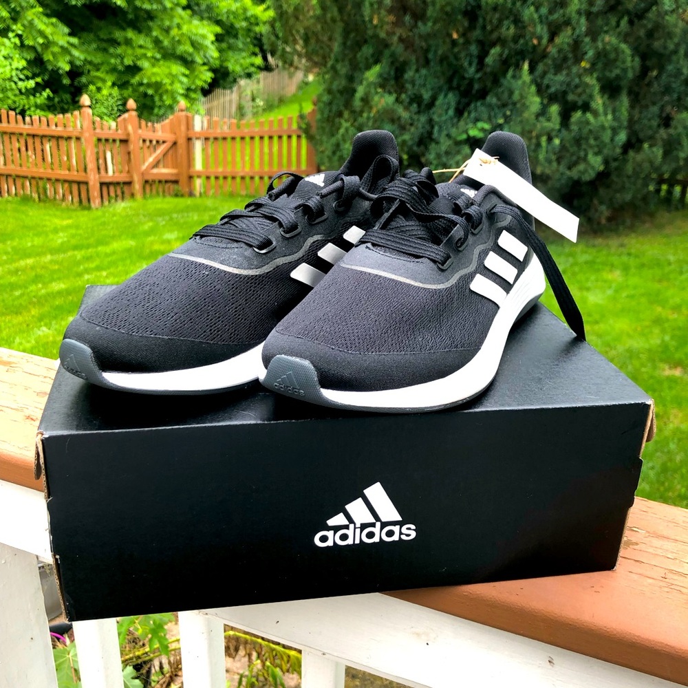 Women’s Adidas QT sport size 9